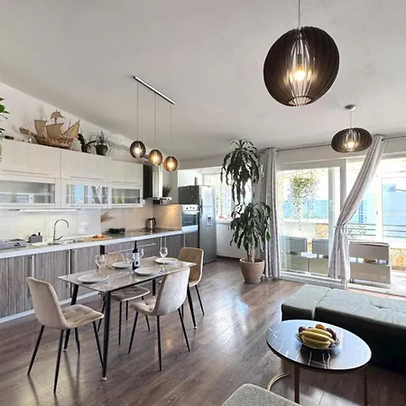 Liv - Private Parking And Terrace 아파트 스플리트
